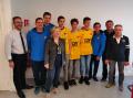 DEUXIEME PHOTO AVEC LE DIRECTEUR DU CREDIT AGRICOLE MAILLOTS U18