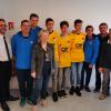 DEUXIEME PHOTO AVEC LE DIRECTEUR DU CREDIT AGRICOLE MAILLOTS U18